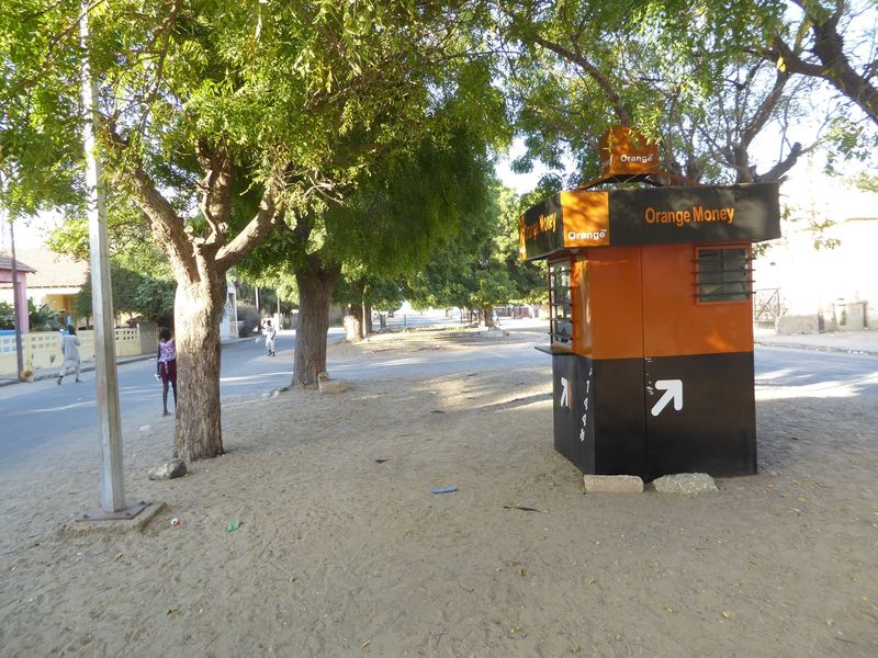 Need to add minutes? Here's the place to do it on Jean Mermoz Boulevard, which hasn't seen irrigation in a long time.