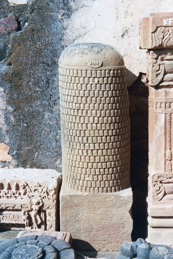 A lingam decorated with hundreds of smaller lingams.
