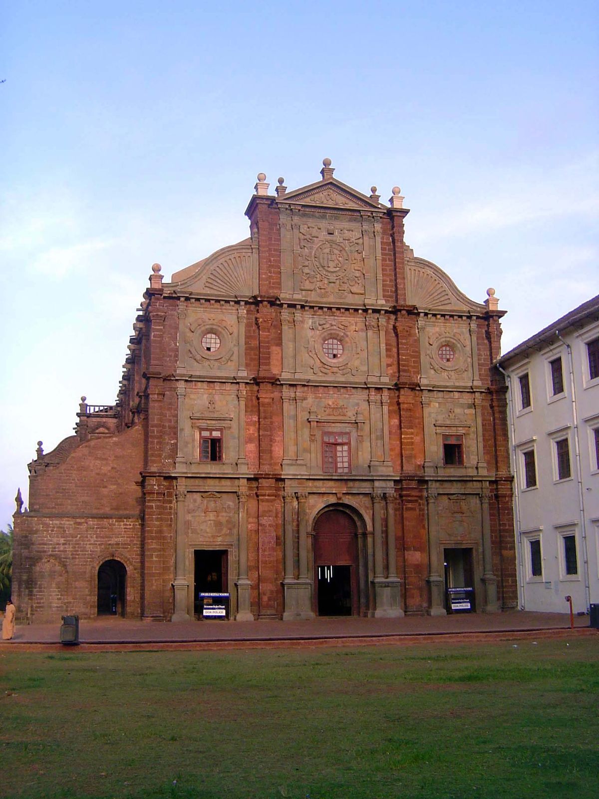 The facade is partly of a dark granite from Bassein, north of Bombay. Why? Because granite can be carved, unlike the laterite blocks used el