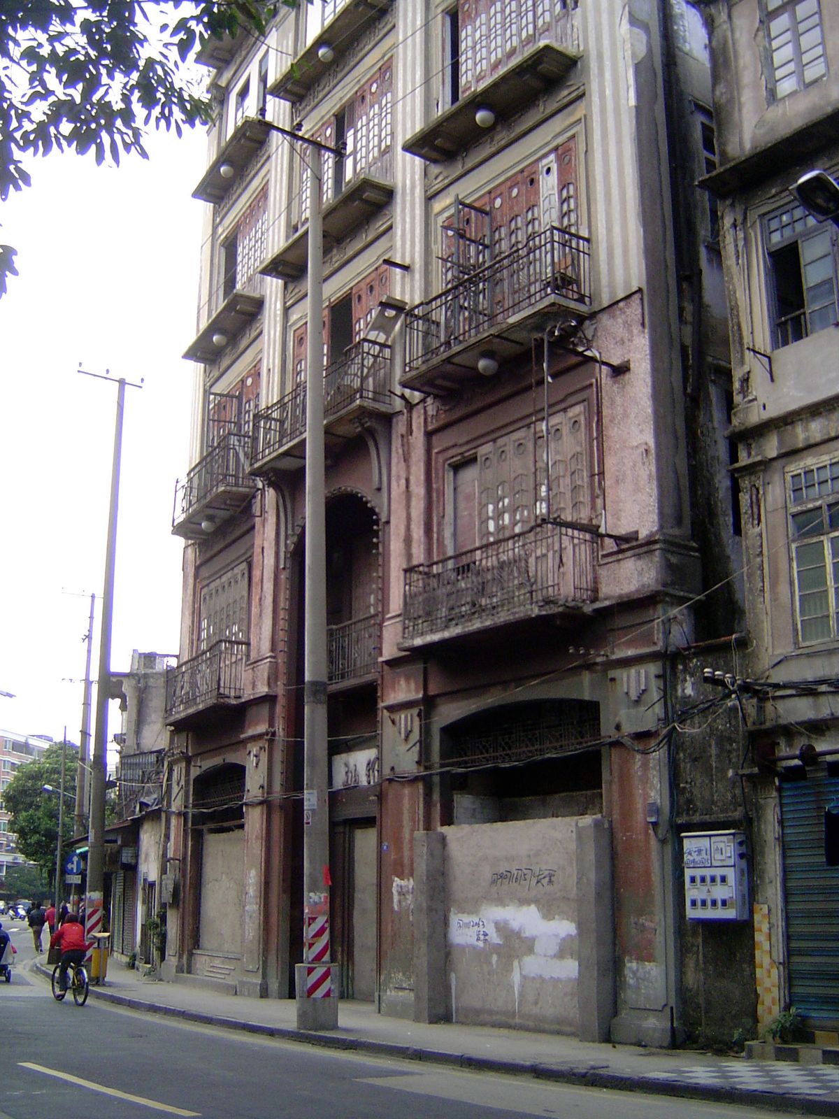 Could this be the old Swatow hotel? It's at the east end of Yongping Road, not far from the post office.