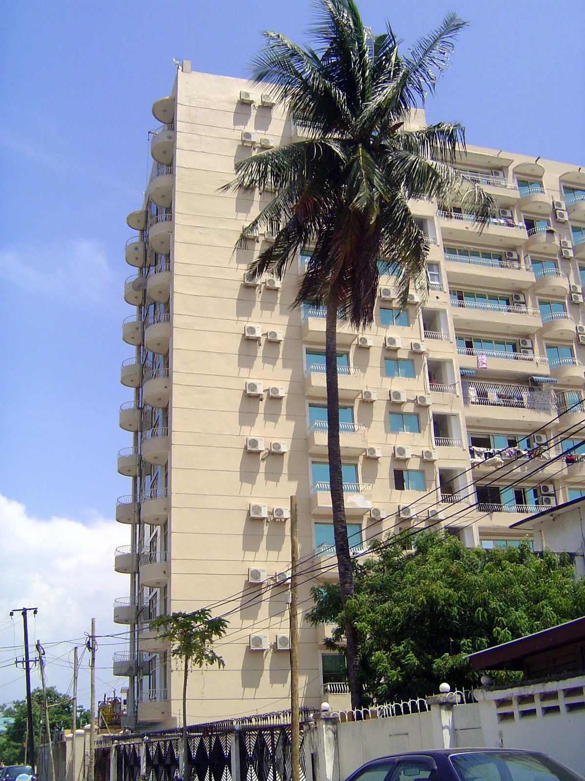 Close to town, this new high rise proves the attractiveness of living close to the town center in a metropolis cursed by traffic.