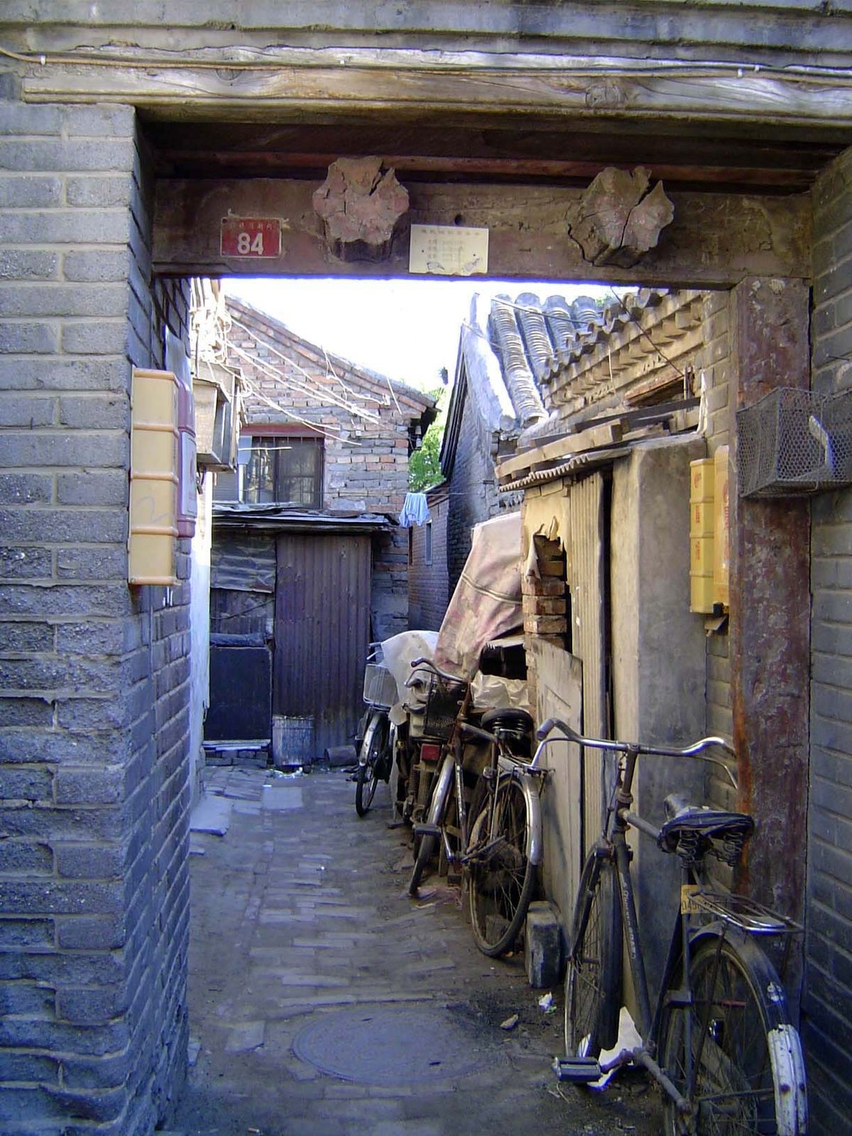 From the street, the clutter obscures the underlying courtyard pattern.