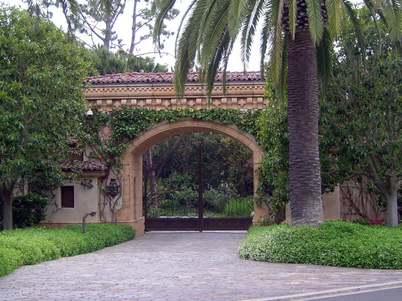 Entrance to one of these estates. It's on the street humorously? called La Jolla Farms Road.