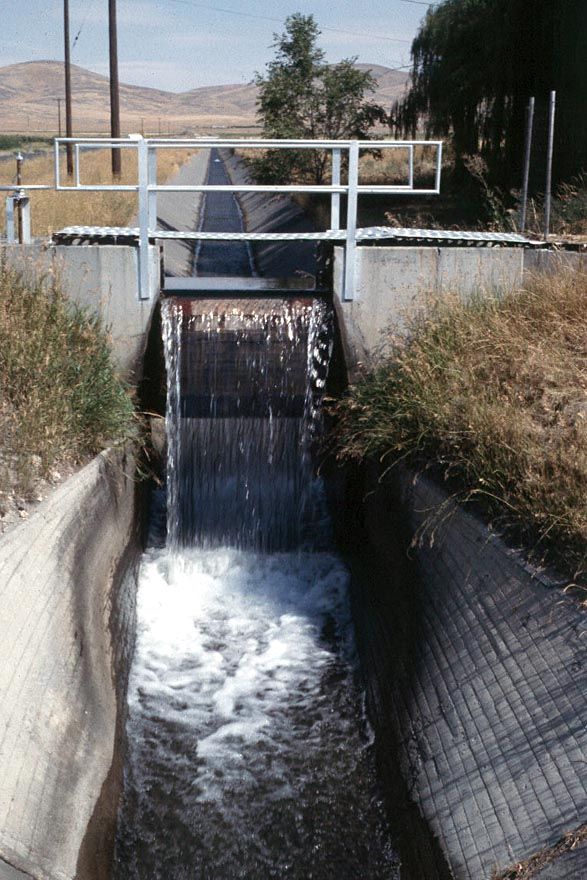 Periodic drops keep the branch canals almost level.