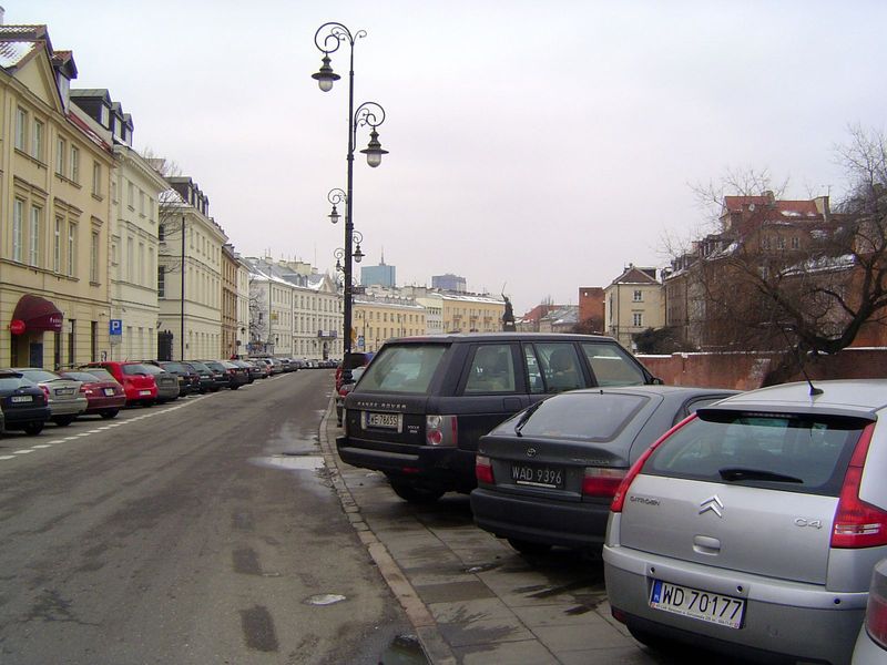 Speaking of palaces, this is Podwale Street, wrapping the Old Town wall with what once were townhouse palaces.