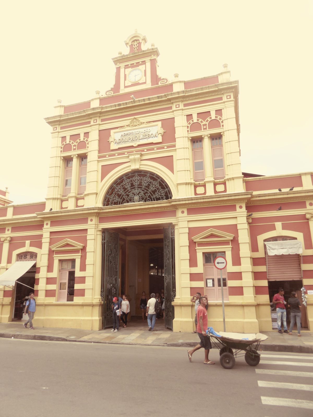 The building was added by Adolpho Lisboa, who arrived in Manaus in 1902 and served as the municipal superintendent for five years.