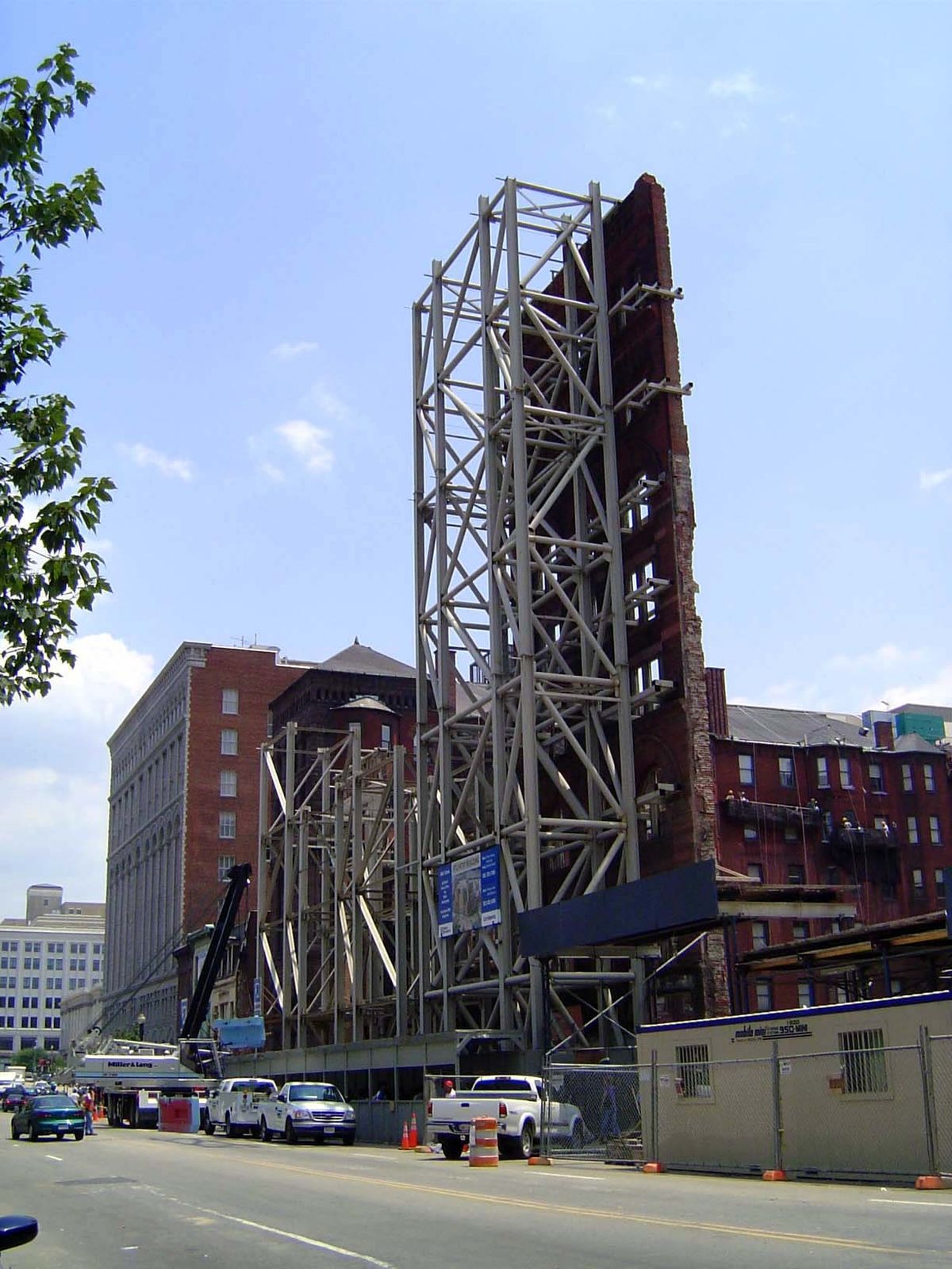 The apex of the gimmick? The steel frame is stabilizing the facade of the Atlantic Building.
