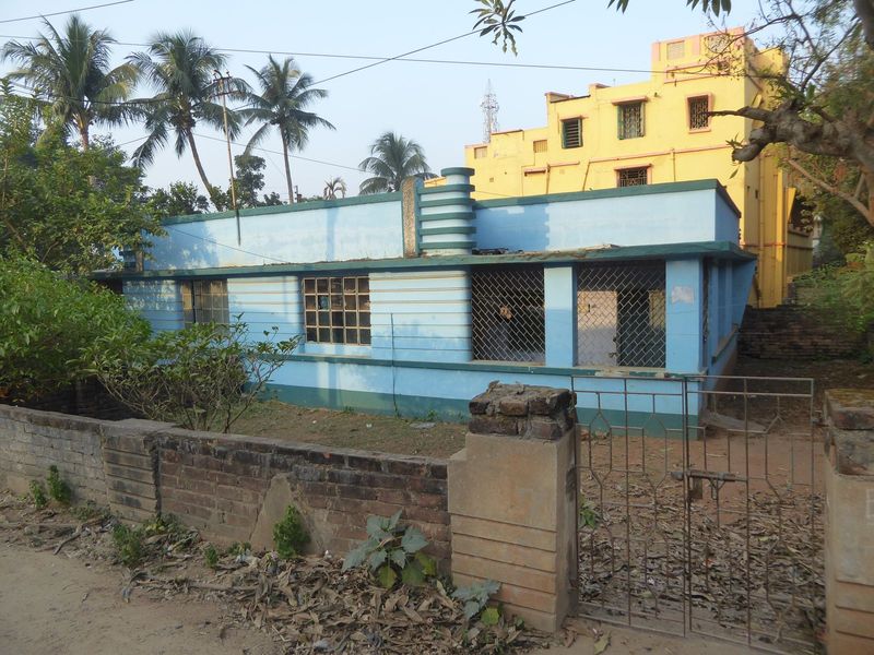 Can we call it Deco? Moderne? It may seem out of place here, but the college is named for Ramananda Chatterjee, a native of nearby Bankura a
