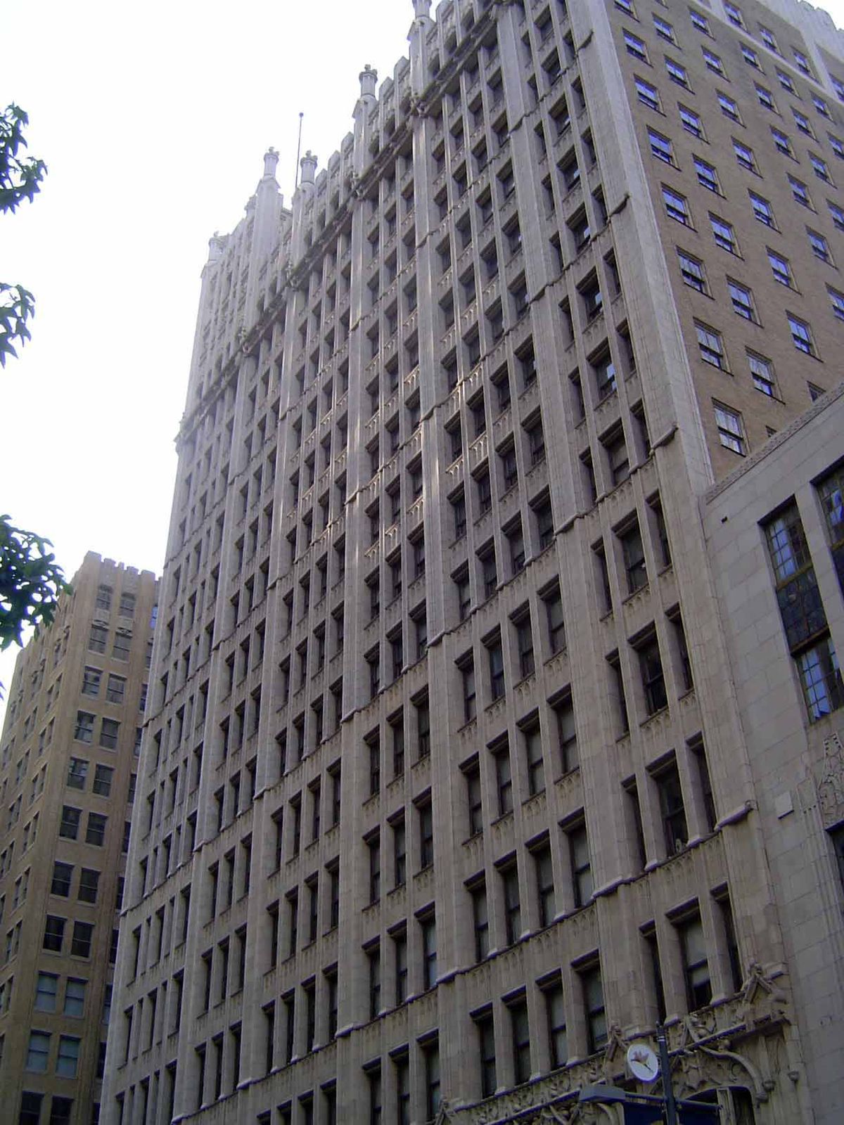 A similar conversion to apartments has taken place here in the Kirby Building, originally the office building built by Adolphus Busch to acc