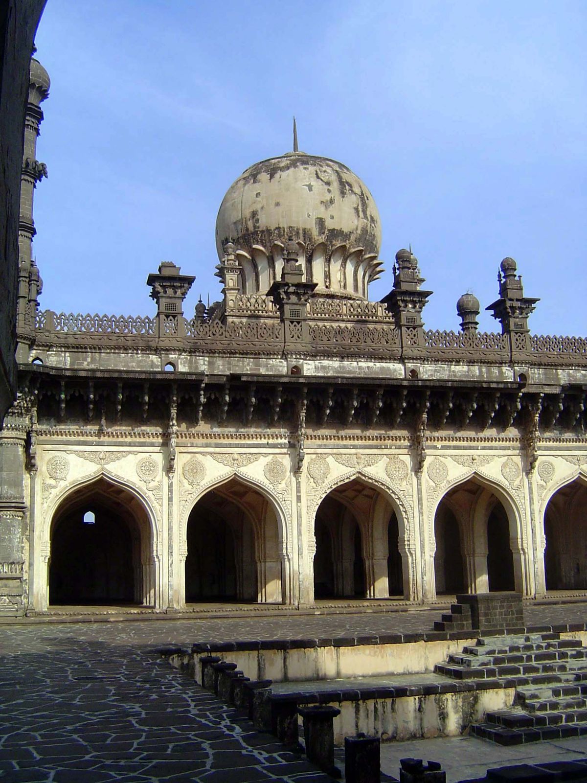 A mosque and empty pool is just to the east of the tombs.