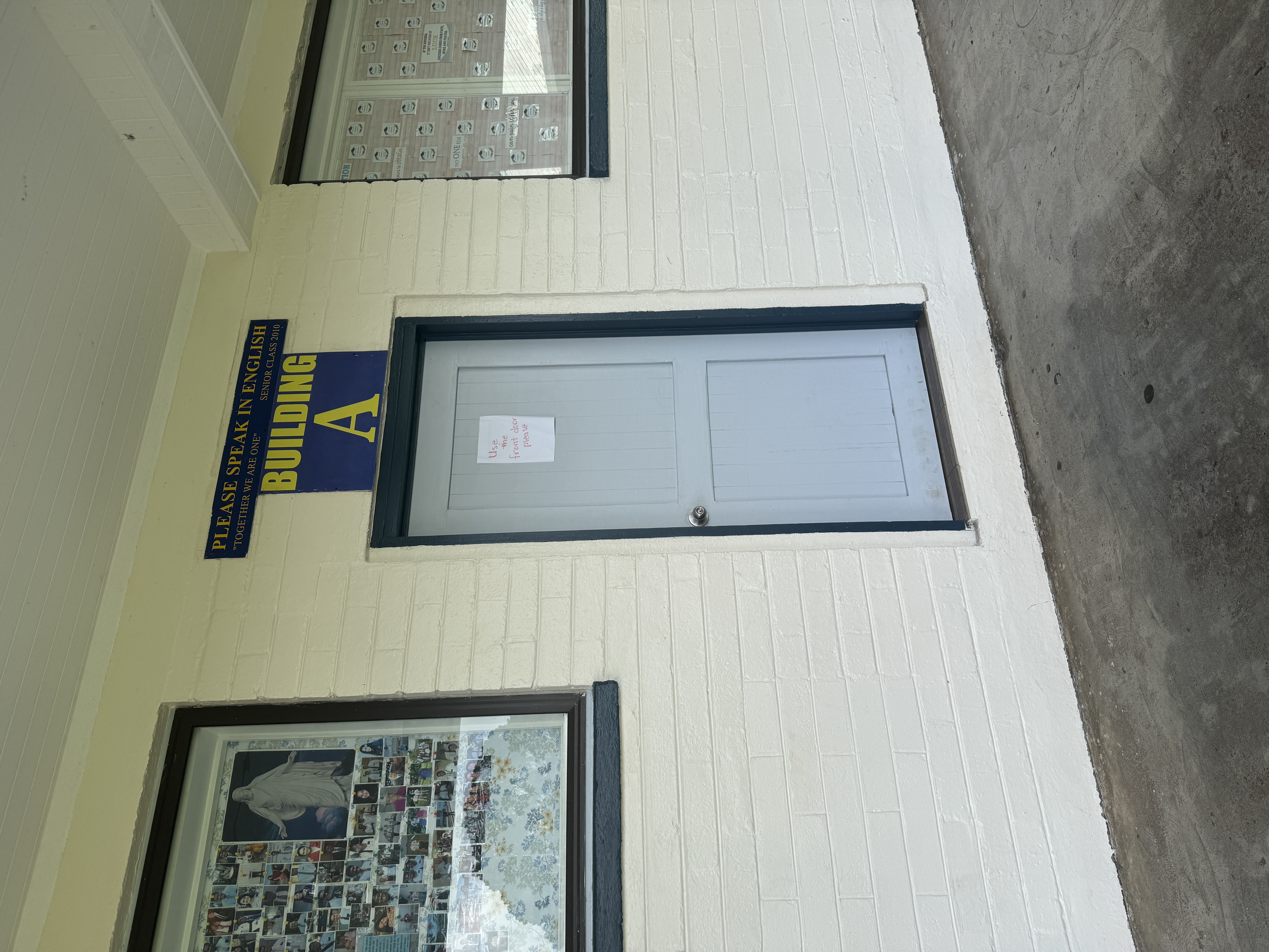 See the sign over the door?  Faamolemole tautala Igilisi!