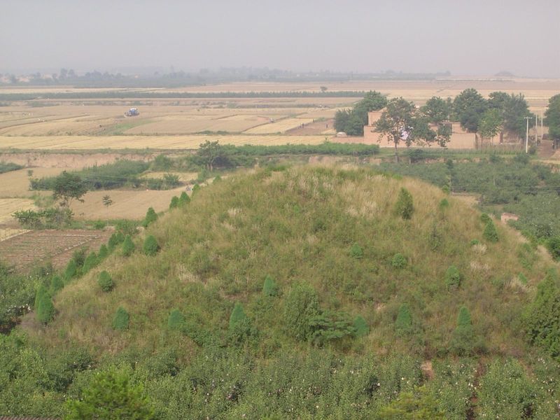 One such hill stands perhaps 500 yards from Maoling, the much larger hill marking the tomb of the Emperor Wu. There's nothing much to see, b
