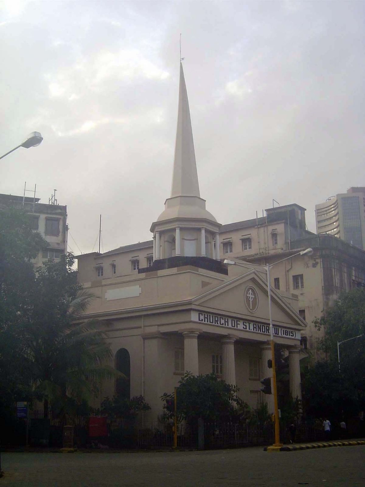 Nearby, from 1815, this is the Church of St. Andrew, a Greek temple with a steeple. It's a shameless copy of St. Martin-in-the-Fields, the 1