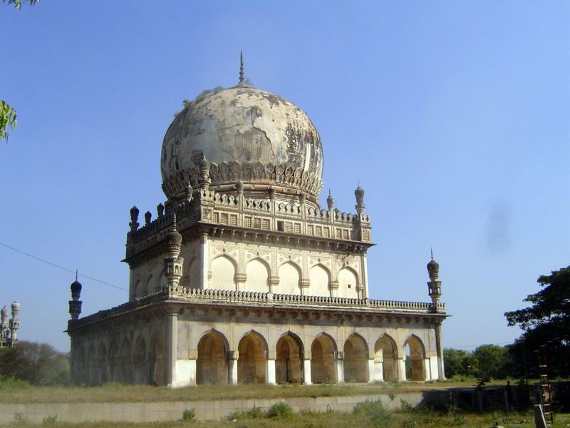 Muhammad was succeeded by his nephew and son-in-law, Sultan Muhammad Qutb Shah V, who reigned from 1612 to 1626 and built the great Mecca Ma