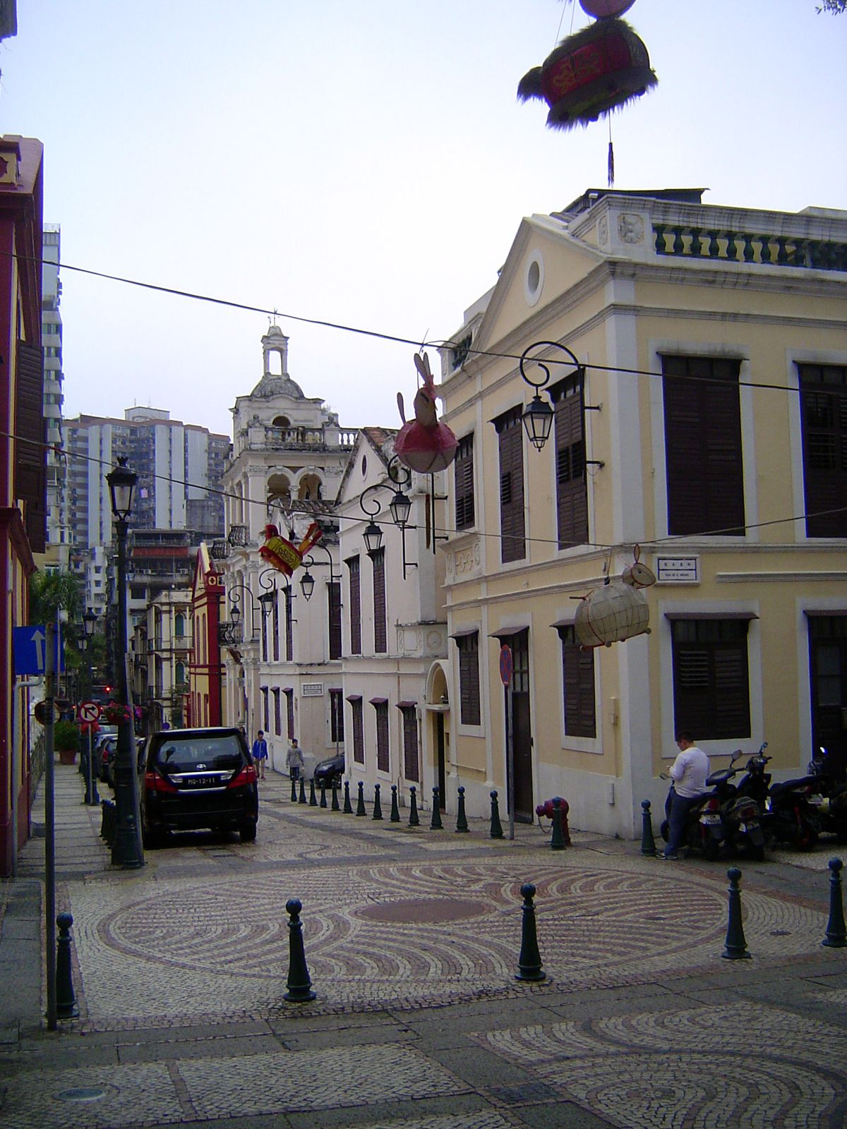 We've dropped down to the east of the fortress to find ourselves almost lonely in a gentrified colonial neighborhood.