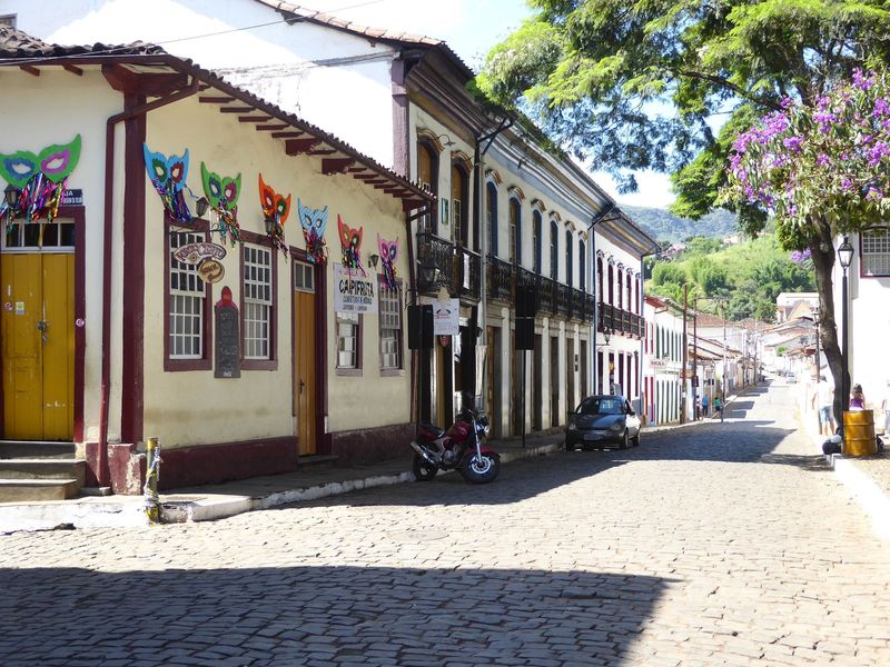 We've come back up to the town square and will walk past those townhouses and up the street.