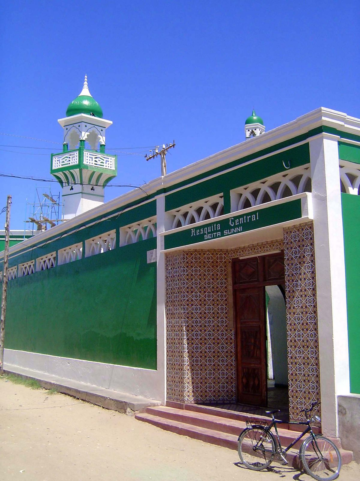 For several centuries before the arrival of the Portuguese, the island was occupied primarily by Arab traders, who populated the M'Biki shei