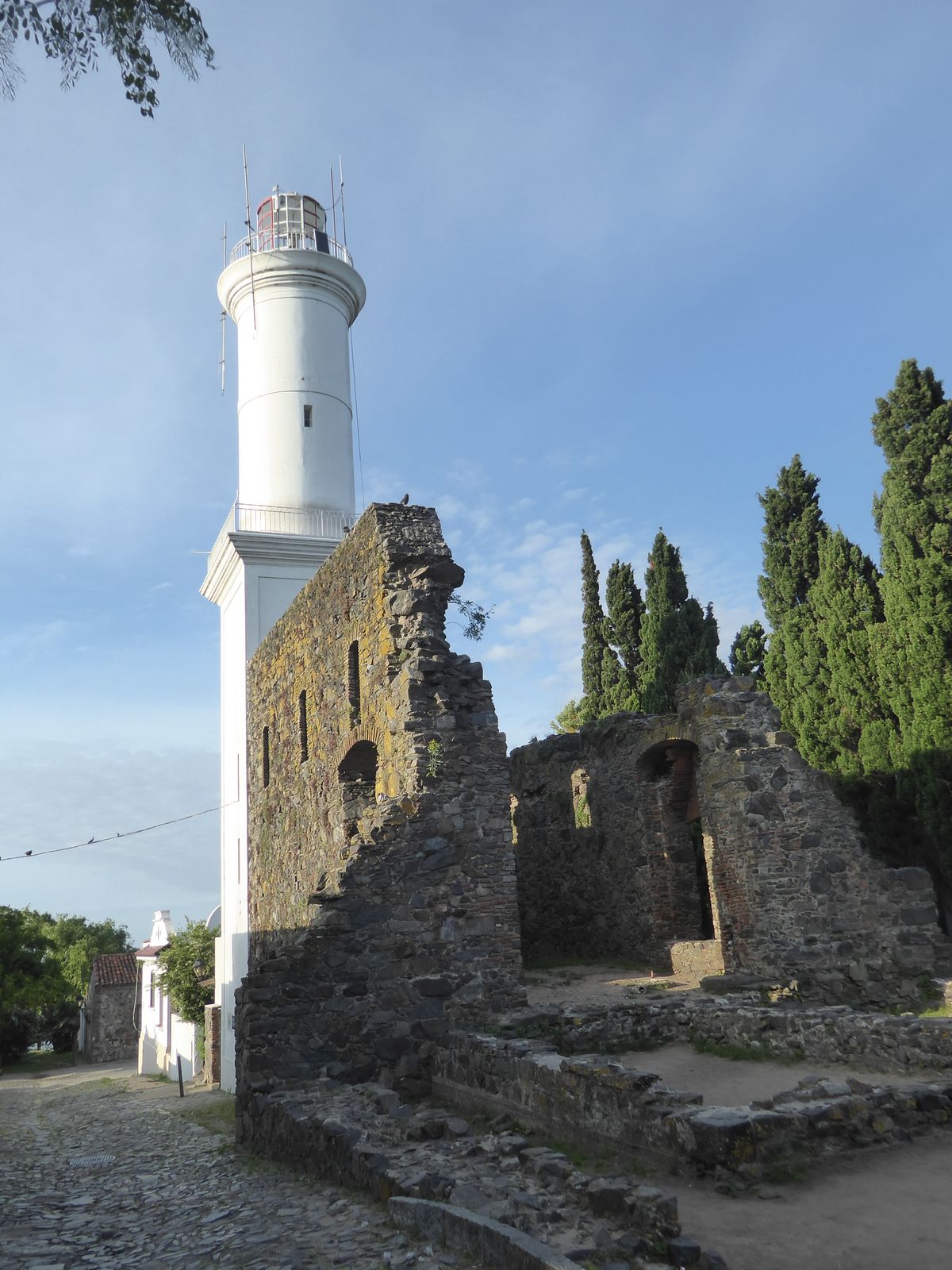 The lighthouse flanks the ruins of the convent of San Francisco. When was it abandoned? Good question. Note the fine—which is to say rough—P