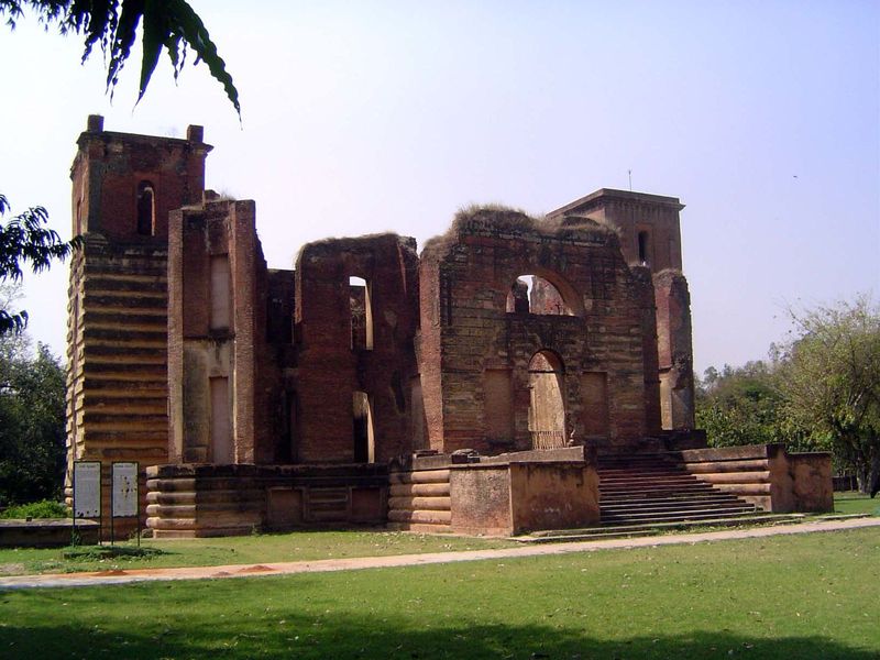 What's left of the facade facing the Gomti River.