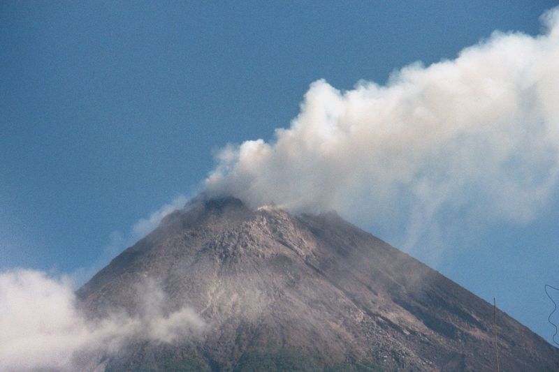 A bit of zoom brings up the summit and its crater.