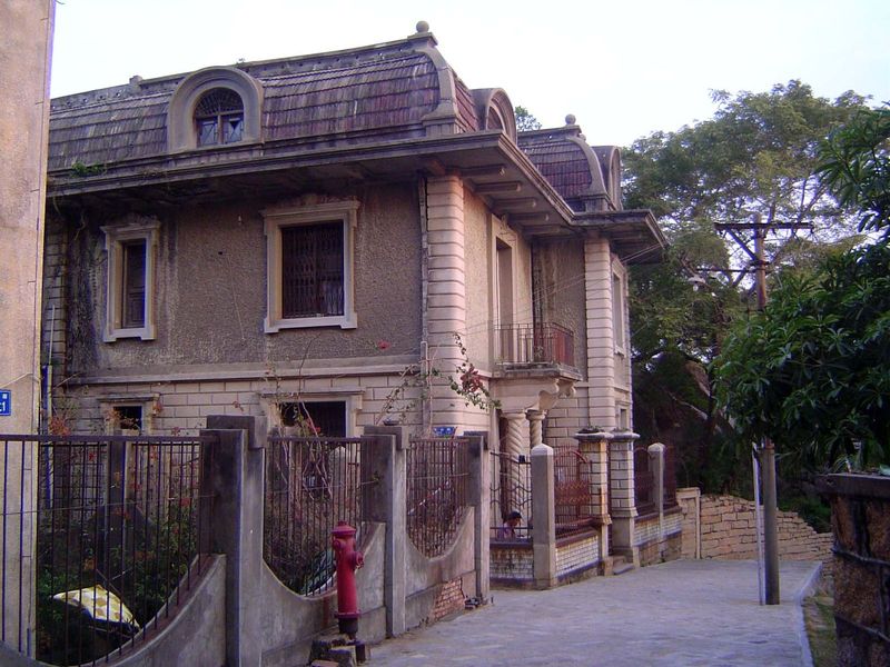 This is the Chuncao Villa of 1933. It's on a hilltop and has a fine view. Luckily, we can take a peek inside.
