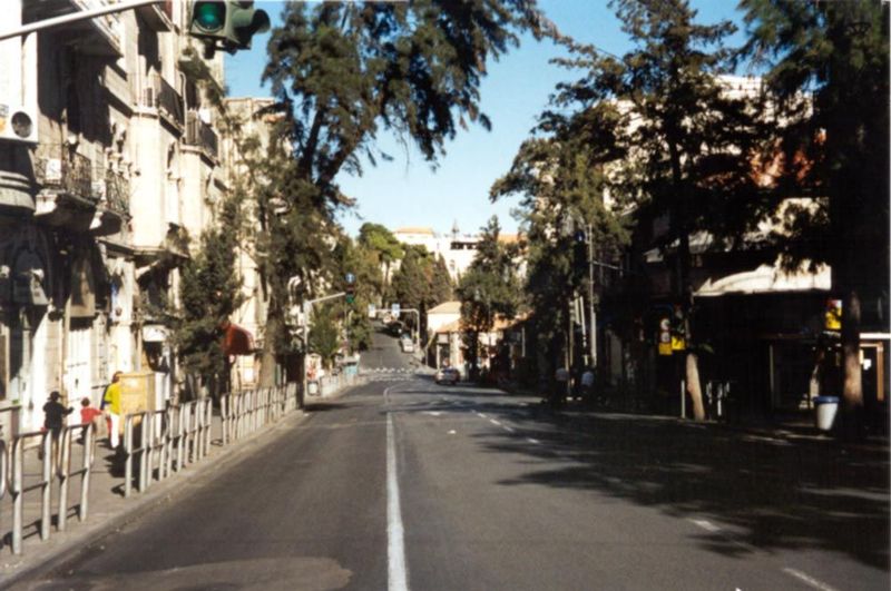 You have to work a bit to get King George V Avenue without traffic, but here it is, lined with buildings from the 20s and 30s.