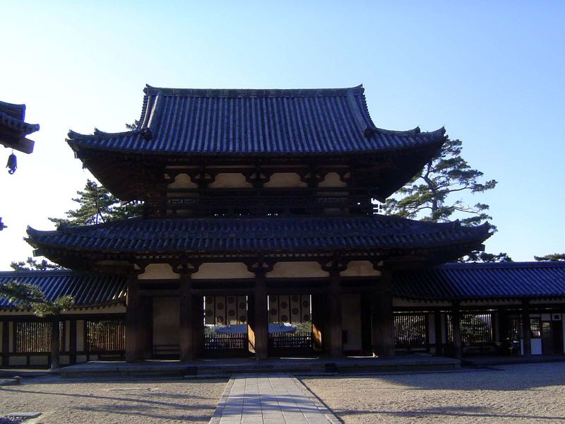 The chumon or middle gate seen from the inside. The gate is unusual in having an even number of bays, so that there's no middle one. The mid