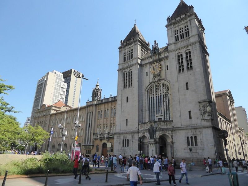 Speaking once again of churches, downtown São Paulo got some new ones in the 20th century. Here is the San Bento or Saint Benedict monastery
