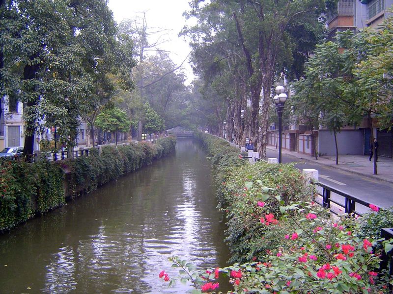 Best take a taxi: it's about two miles east to Xin-he-pu or simpoly Xinhepu. The canal loops off the Pearl River just north of Er Sa Island.