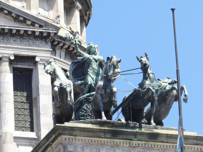High above the Congreso's entrance of honor is a 20-ton quadriga, its creation the high point of the career of Victor de Pol. We'll see anot