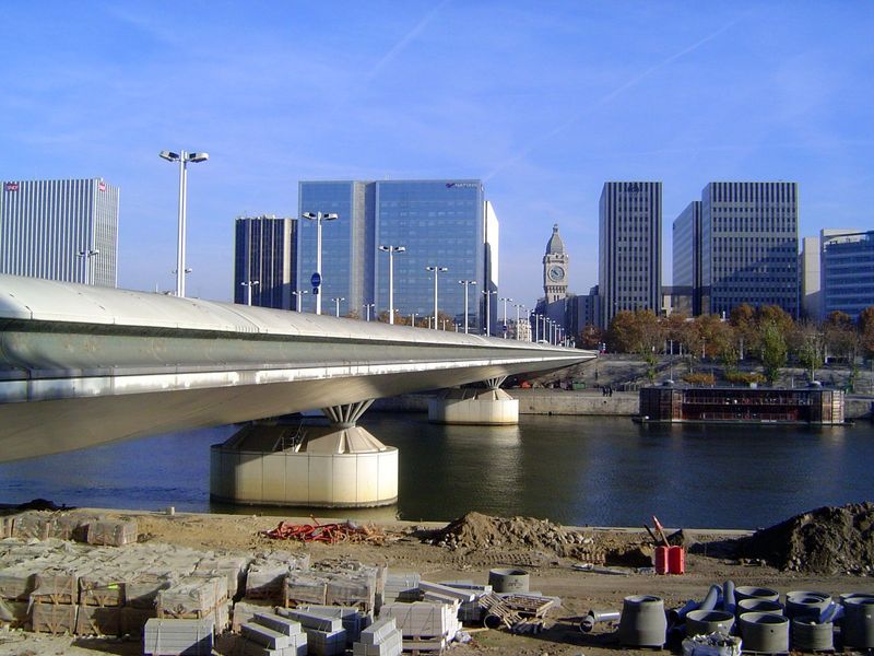 We'll take a look at another modern development, beginning with the Pont Charles De Gaulle, which crosses the Seine at the Gare d'Austerlitz