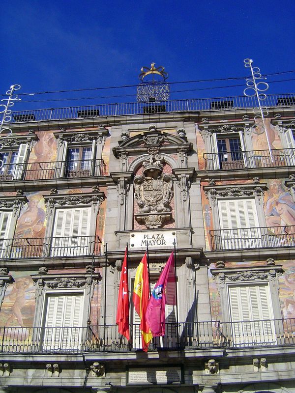The square plaza, built on the earlier and irregularly shaped Plaza del Arrabal, was planned by Gomez de Mora at the same time that the Pana