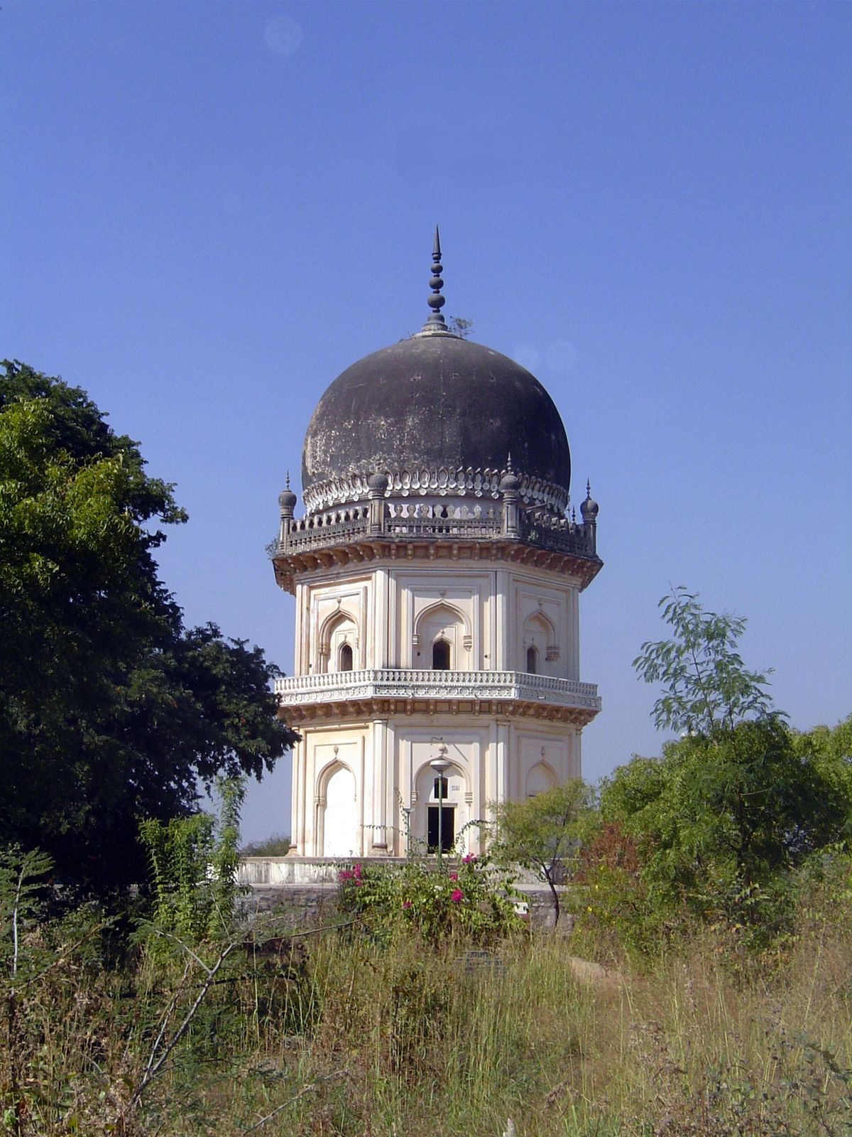 The parricide, Jamsheed Quli Qutb Shah II, reigned comparatively briefly, from 1543 to 1550. Notice how he has taken the dome of his father'