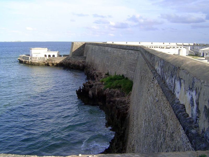 At the very northern tip of the island, the Portuguese in 1522 built the chapel of Nossa Senhora do Baluarte, Our Lady of the Fortress. The 