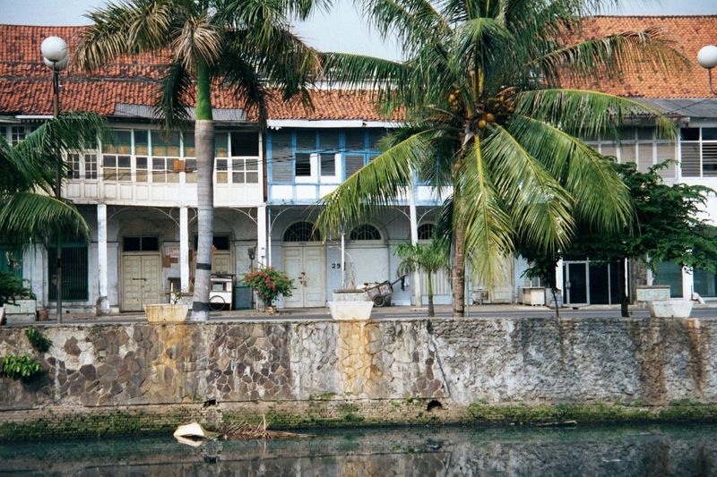 The Kali Besar upstream a few minutes' walk from the Chicken Market Bridge. The buildings are shops down, homes up, with rooms atop the shad