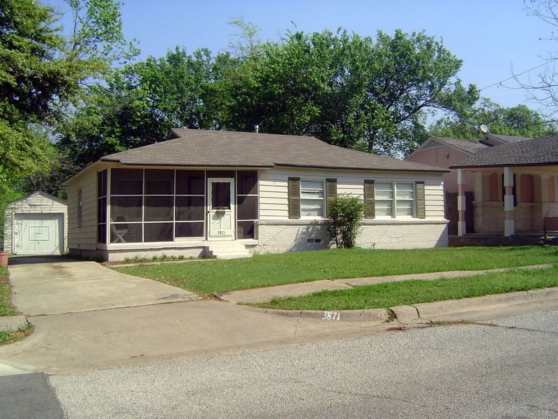 Here's a home with that increasingly rare thing, a screened porch. It's in the Walnut Hill neighborhood, about half a mile north of Love Fie