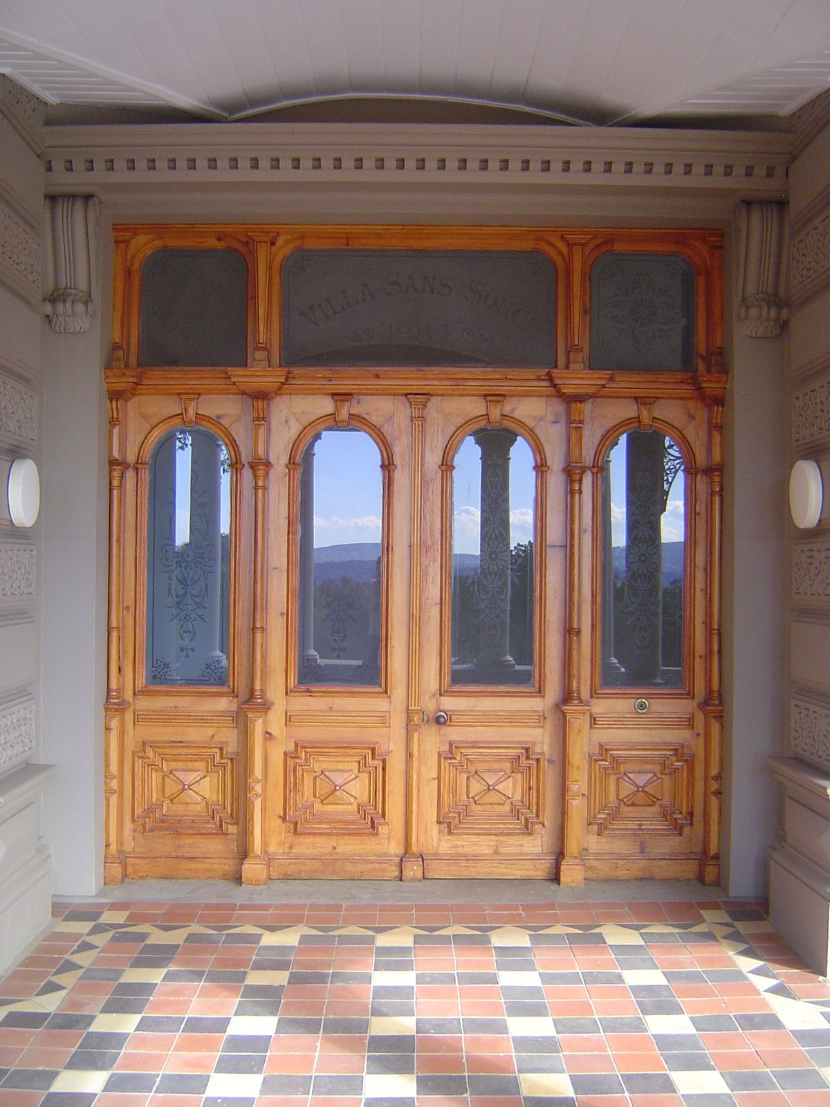 The building, named Sans-Souci as the fanlight says, remained a private property until very recently. Then in poor shape, it was purchased a