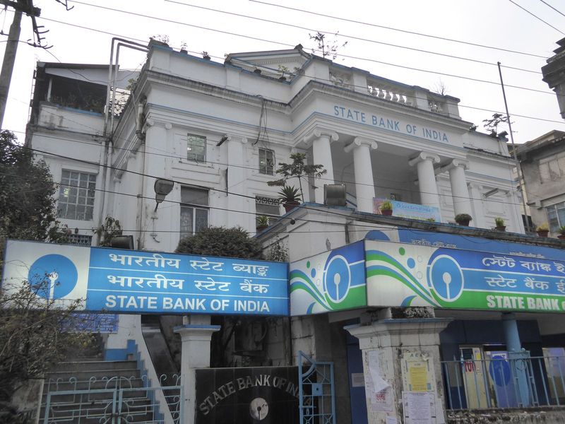 Here's the former Imperial Bank of India. Its Ionic columns will have nothing to do with the gothic nonsense down the street.