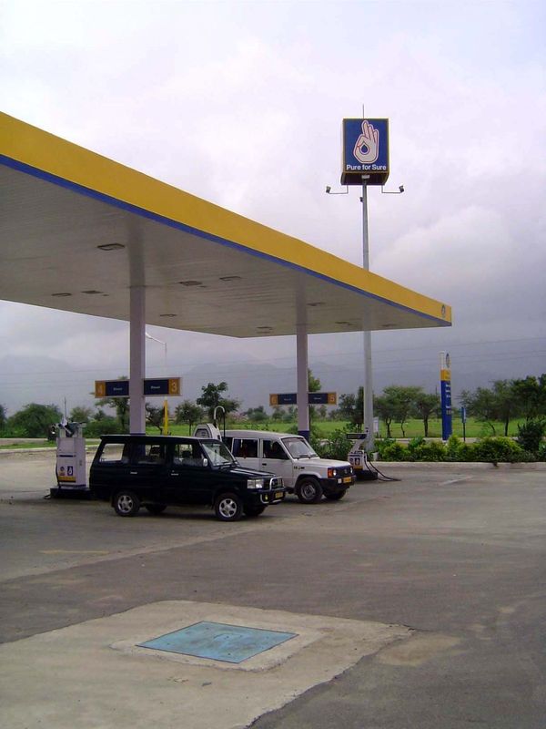 Down at the foot of the mountain: a ridiculous number of filling stations are sprinkled along the national highway. A lot of money has been 