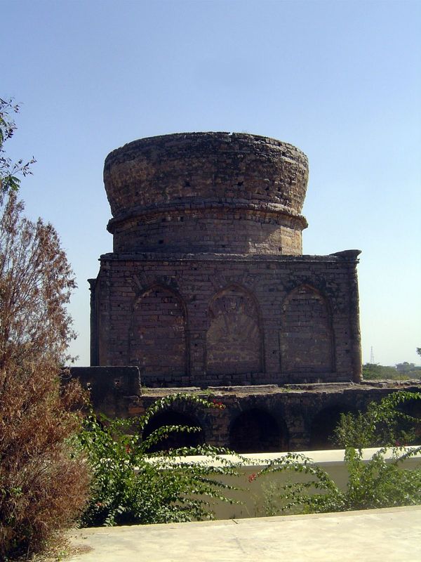 Abdullah had two sons who fought to succeed him. One, Mirza Nizamuddin, lost. This is his tomb, abandoned while still incomplete. The winner