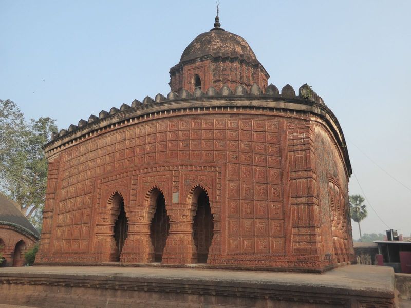 Fast forward two generations to the Madan Mohan Temple of 1694, built by Durjana Singh, great-grandson of Bir Hambir. A single tower or eka-