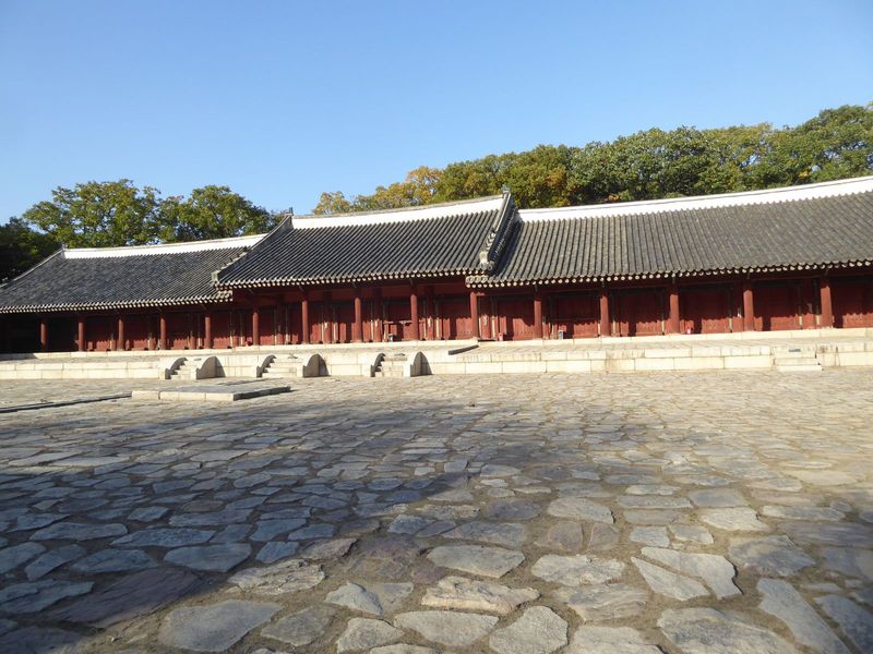 The Yongnyong-jon or Annex was built in 1421 but expanded with its side wings in 1608 and again in 1836 to hold 16 chambers and 34 tablets, 