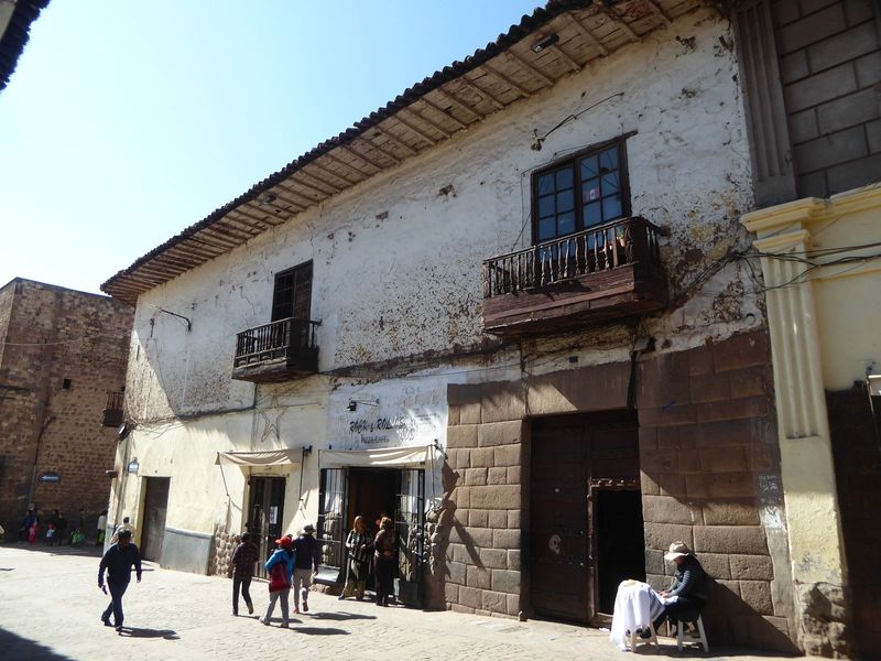 Here, also on Calle Marques, is another old house, the Casa de Alonso de Toro, unrestored but with another trapezoidal door set in masonry t