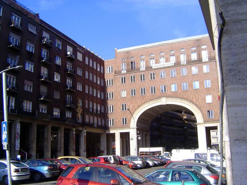 Compare the OTI blocks with this, the Madach apartments, by Gula Walder, 1938. The huge building was intended as the first stage of a new av