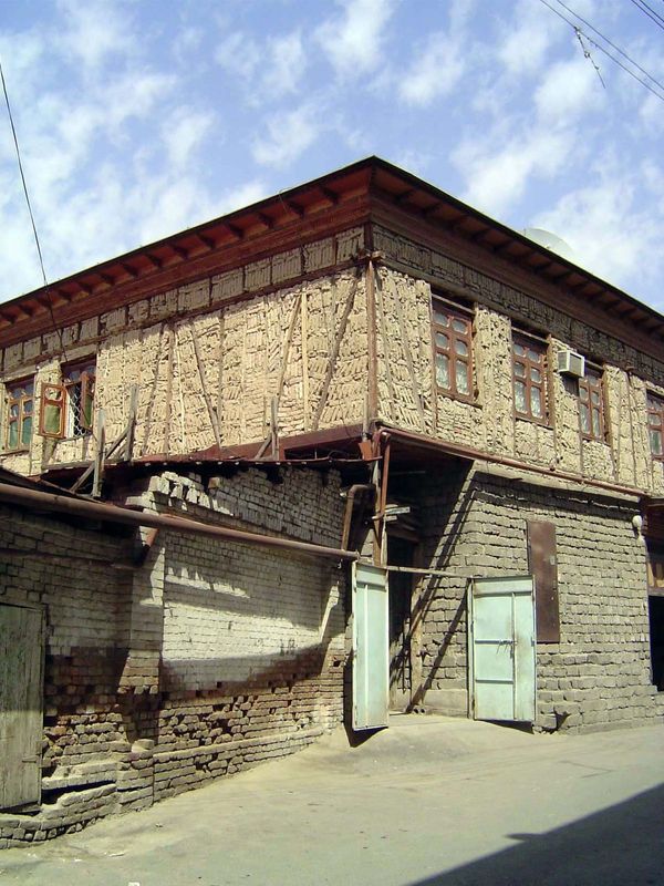 Plaster and whitewash in the preceding pictures hid the typical Uzbek residential construction method, which consists of a wood frame filled