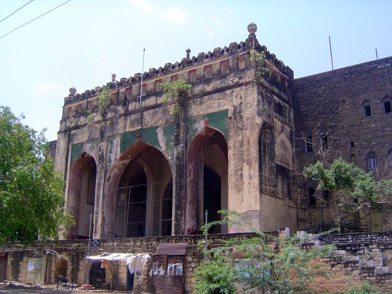 An unidentified relic. Could it be the Chini Mahal, once used for government offices?