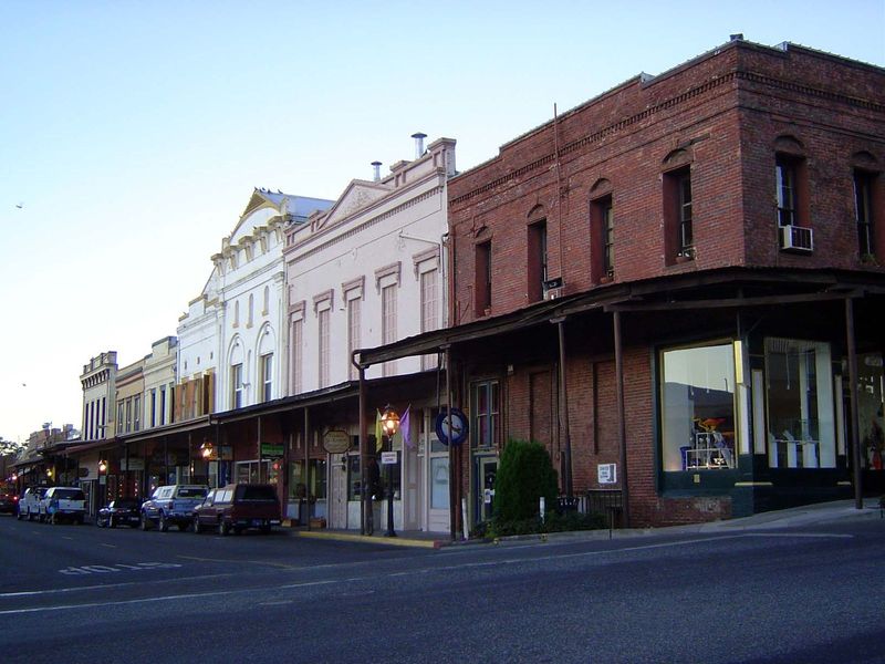 Mill Street at Main, the 100% corner of Grass Valley. This is Mill, about as massive as Grass Valley gets. There are 10,000 people in town n