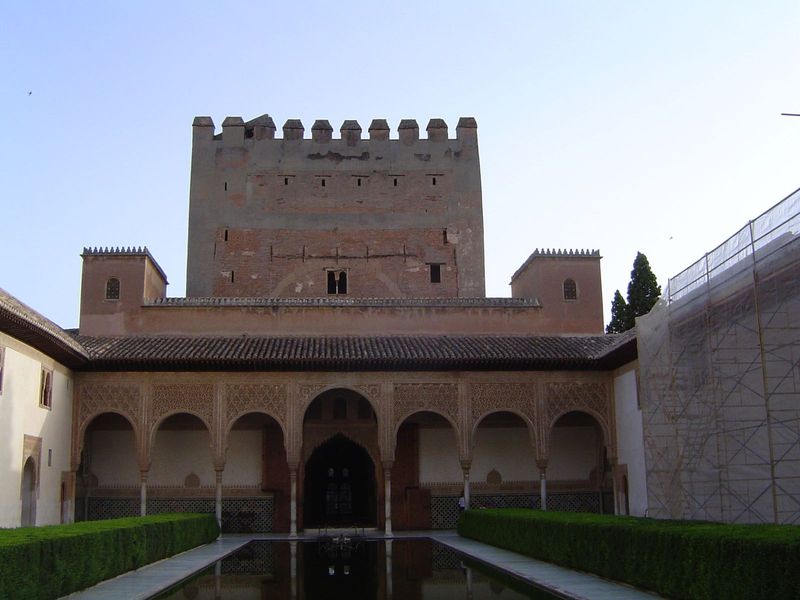 We've moved into that second or Comares courtyard. Again there are columns and spandrels. Richard Ford noted shrewdly that "the slim columns