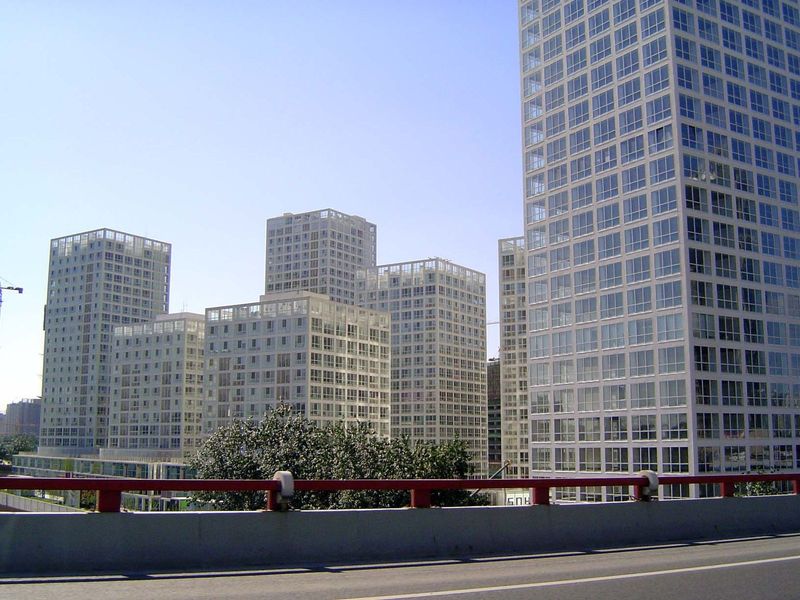 No pretensions at any Chinese traditions here in SOHO, a proud development on the east side of the Third Ring Road. Its developers are the s