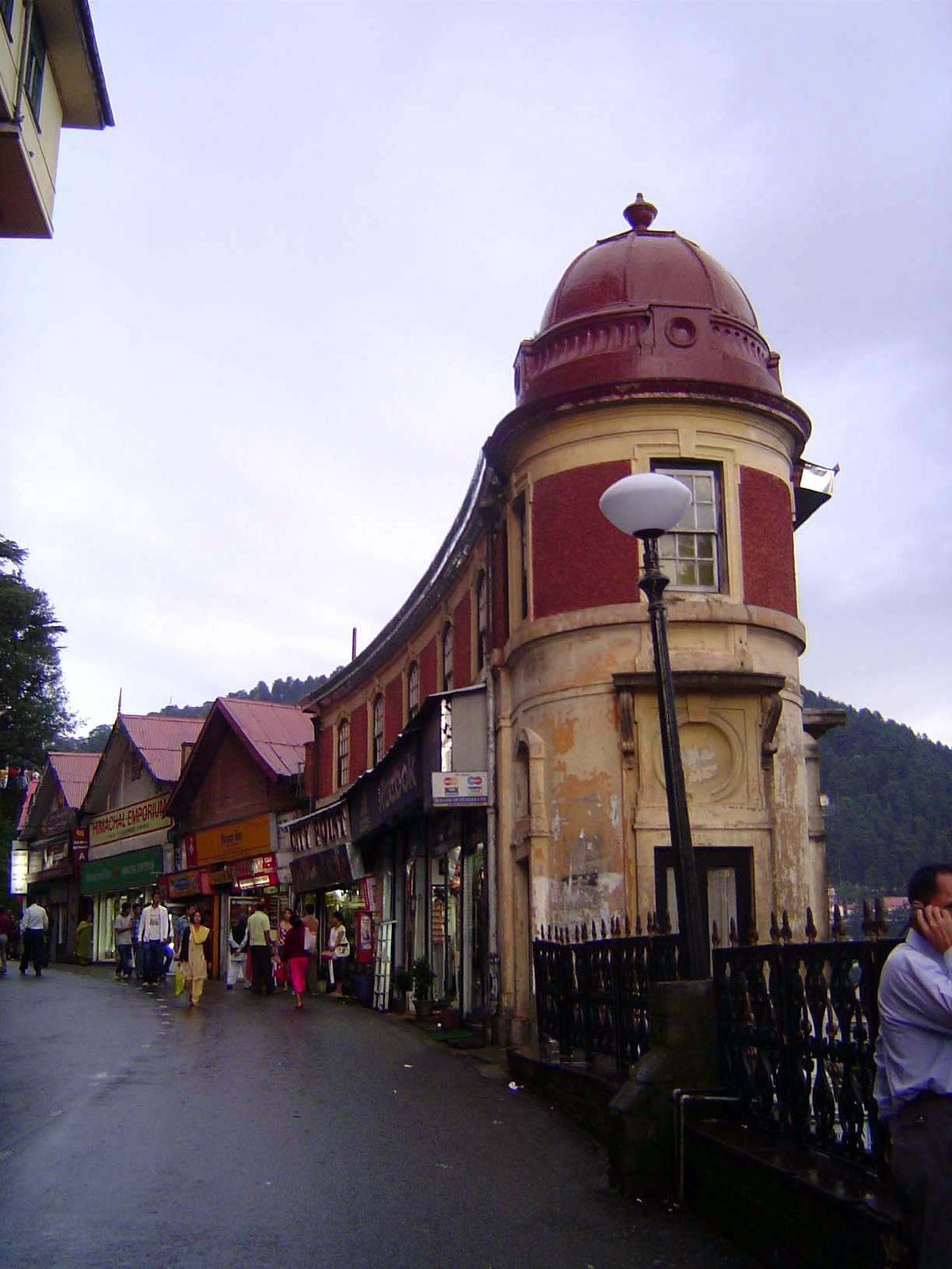 Here's that same domed building, along with the beginning of the commercial area.